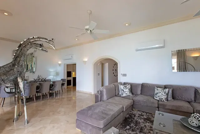 Wohnzimmer; tageslicht, moderner stil, fliesenboden