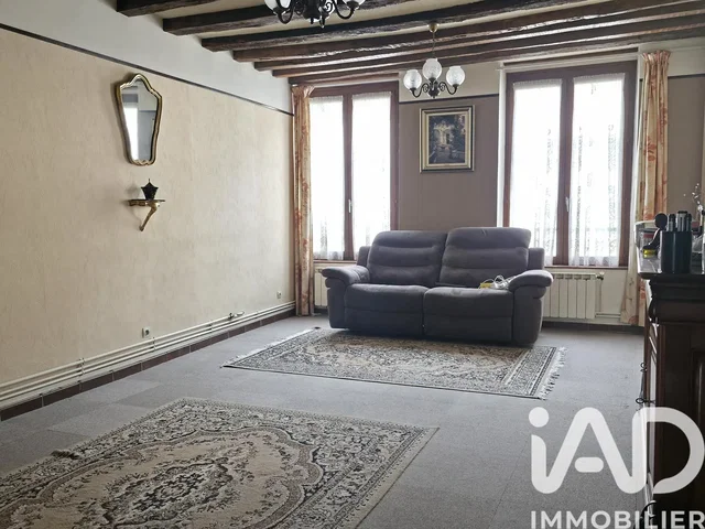 Soggiorno; travi in legno, luce naturale, stile rustico