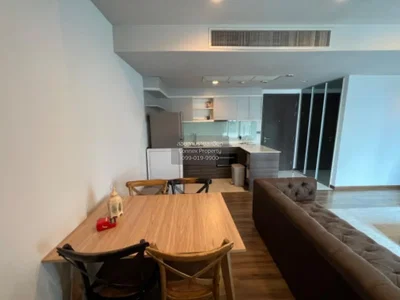 غرفة معيشة; أرضية خشبية, ضوء طبيعي