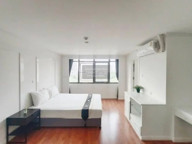 Camera da letto; luce naturale, pavimento in legno