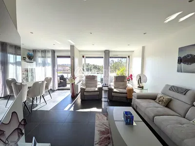 Obývací pokoj; výhled, přirozené světlo, moderní styl, dlažba