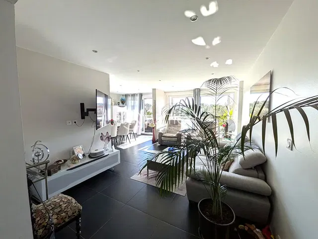 Obývací pokoj; přirozené světlo, dlažba, výhled