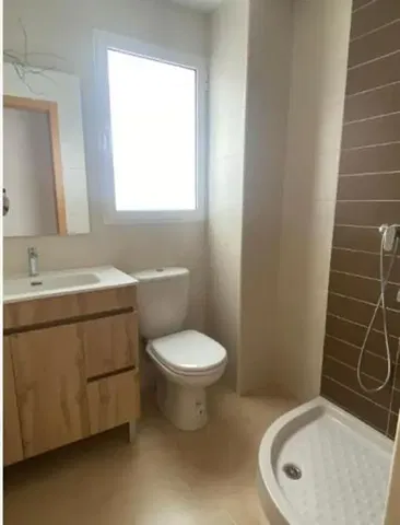 Badezimmer; tageslicht, fliesenboden, renoviert