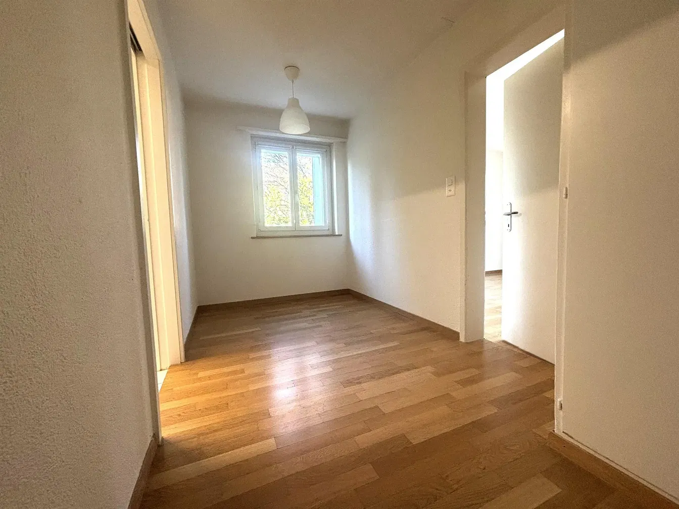 Schlafzimmer; holzboden, tageslicht