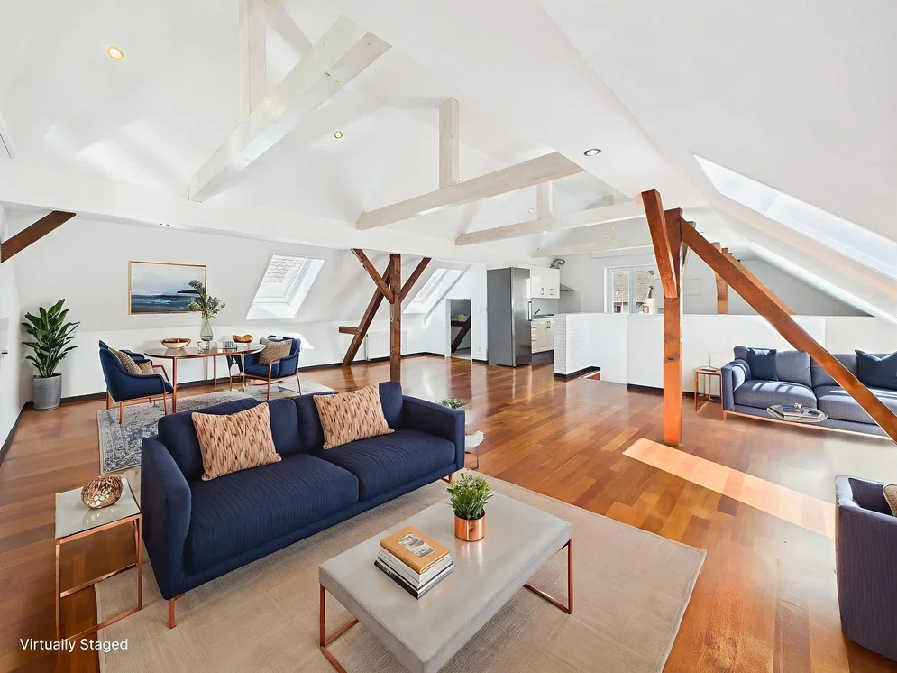 Wohnzimmer; holzbalken, holzboden, tageslicht, moderner stil