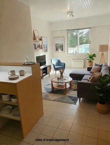 Σαλόνι; πλακάκια, φυσικό φως