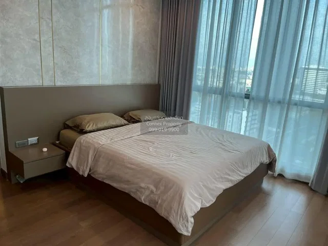 Yatak odası; ahşap zemin, doğal ışık, modern stil