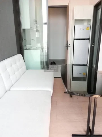 Σαλόνι; συσκευές κουζίνας, φυσικό φως