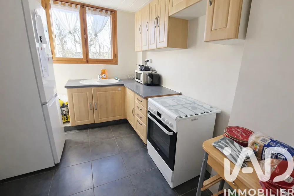 Mutfak; mutfak aletleri, fayans zemin, doğal ışık, modern stil