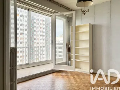 Yatak odası; manzara, ahşap zemin, doğal ışık