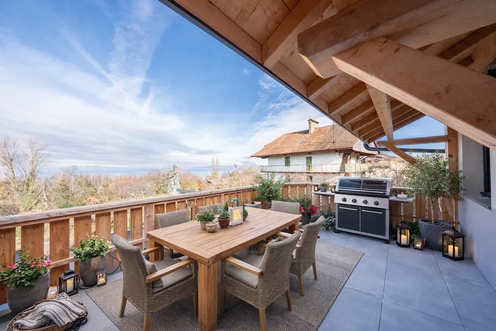 Teras; manzara, ahşap kirişler