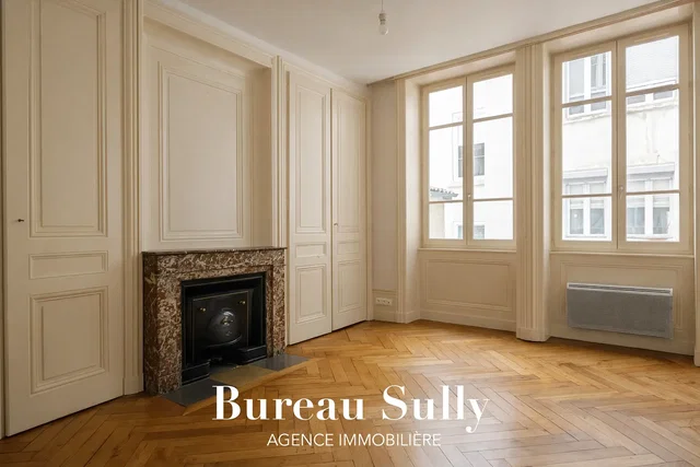 Woonkamer; open haard, houten vloer, natuurlijk licht