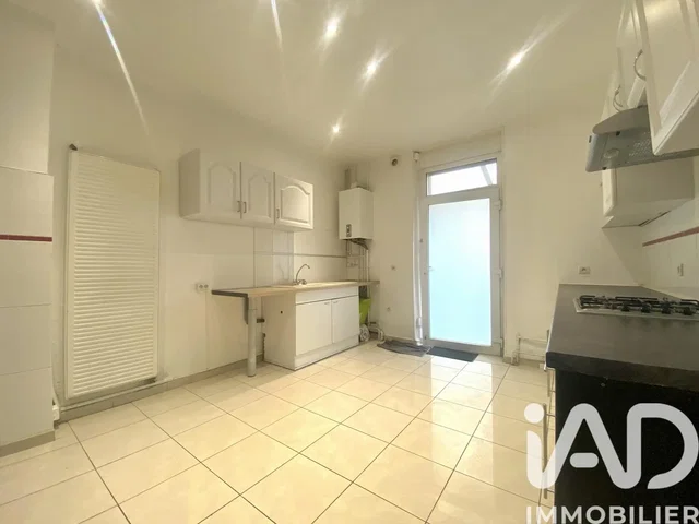 Cucina; pavimento in piastrelle, elettrodomestici