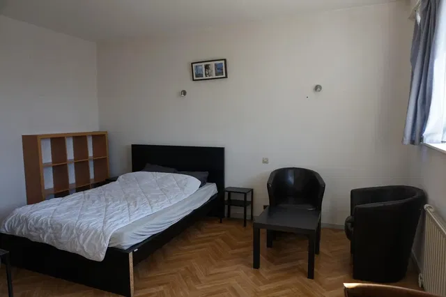 Camera da letto; pavimento in legno, luce naturale