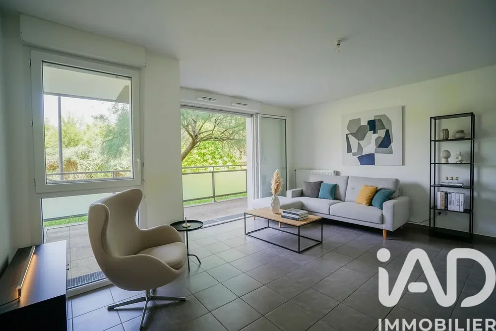 Oturma odası; manzara, doğal ışık, modern stil, fayans zemin