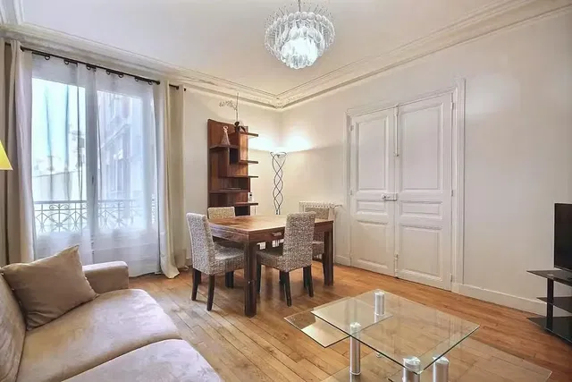 Obývací pokoj; dřevěná podlaha, přirozené světlo, moderní styl, výhled