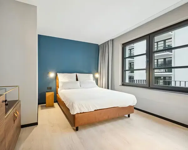 Camera da letto; luce naturale, pavimento in legno