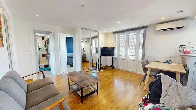 غرفة معيشة; أرضية خشبية, ضوء طبيعي