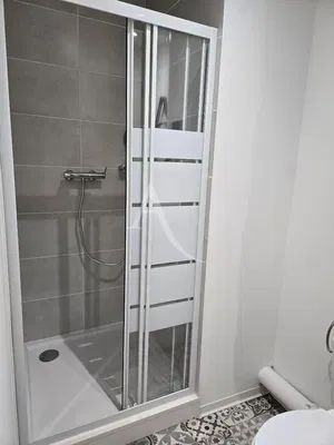 Salle de bain; carrelage, rénové, lumière naturelle