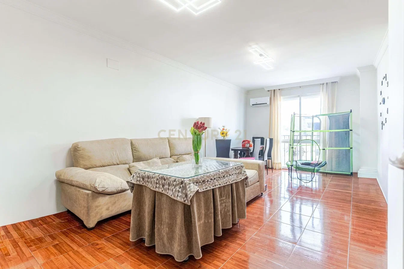 Oturma odası; fayans zemin, doğal ışık