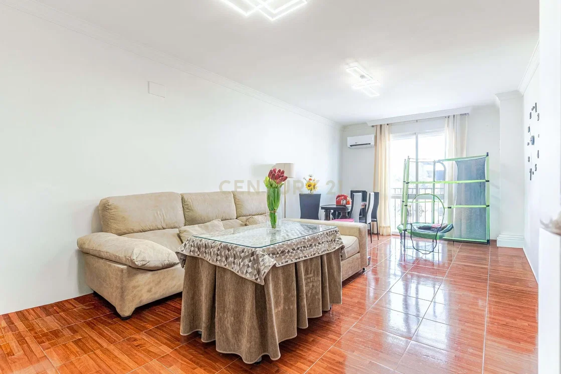 Oturma odası; fayans zemin, doğal ışık