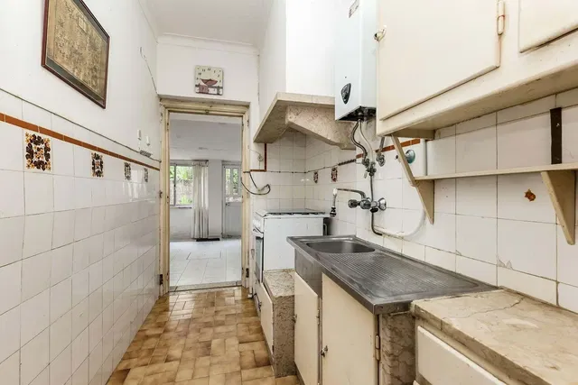 Cuisine; carrelage, nécessite rénovation