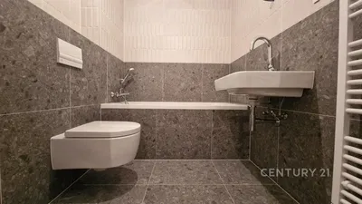 Bagno; pavimento in piastrelle