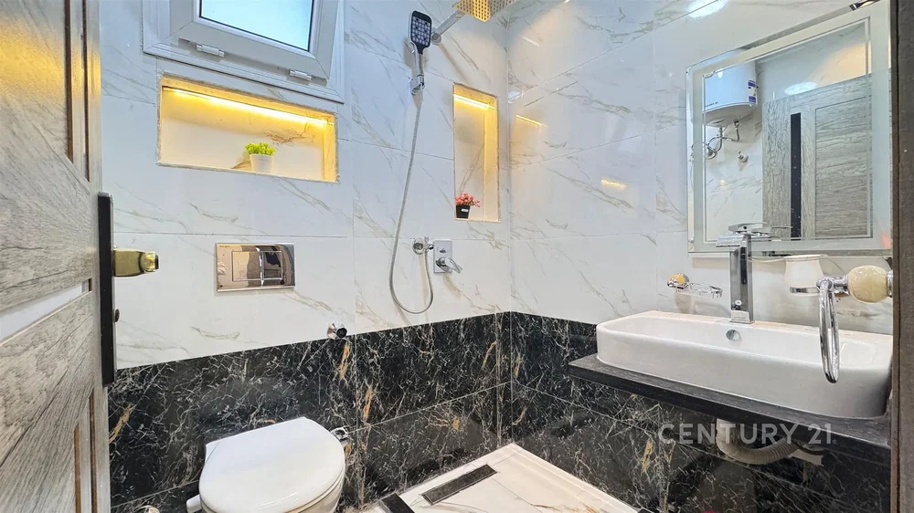 Baño; suelo de baldosas, renovado, luz natural, estilo moderno