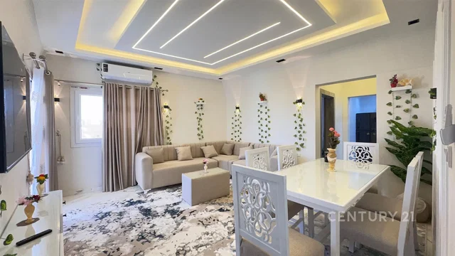 Woonkamer; natuurlijk licht, moderne stijl, gerenoveerd