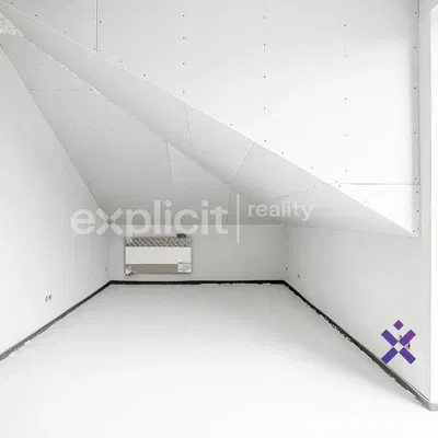 Kinderzimmer; tageslicht, renovierungsbedürftig