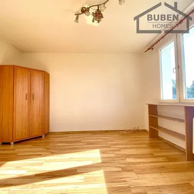 Schlafzimmer; holzboden, tageslicht