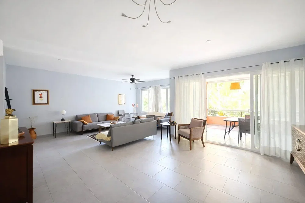 Salon; carrelage, lumière naturelle, style moderne, vue