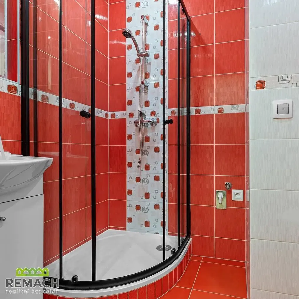 Badezimmer; fliesenboden, tageslicht, renoviert
