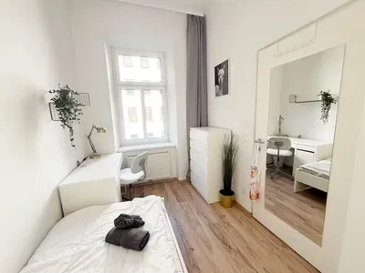 Ložnice; dřevěná podlaha, přirozené světlo, moderní styl