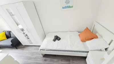 Camera da letto; pavimento in legno, luce naturale, stile moderno
