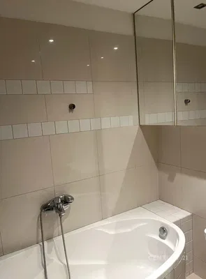 Salle de bain; carrelage, rénové, lumière naturelle, style moderne