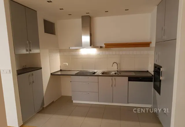 Keuken; keukenapparatuur, tegelvloer, gerenoveerd, natuurlijk licht, moderne stijl