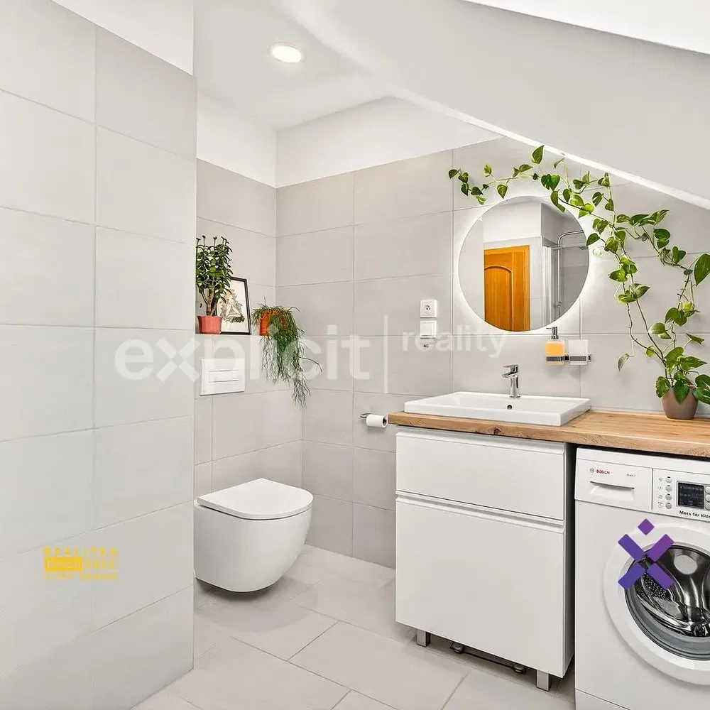 Toalet; pločice, prirodna svjetlost, renoviran