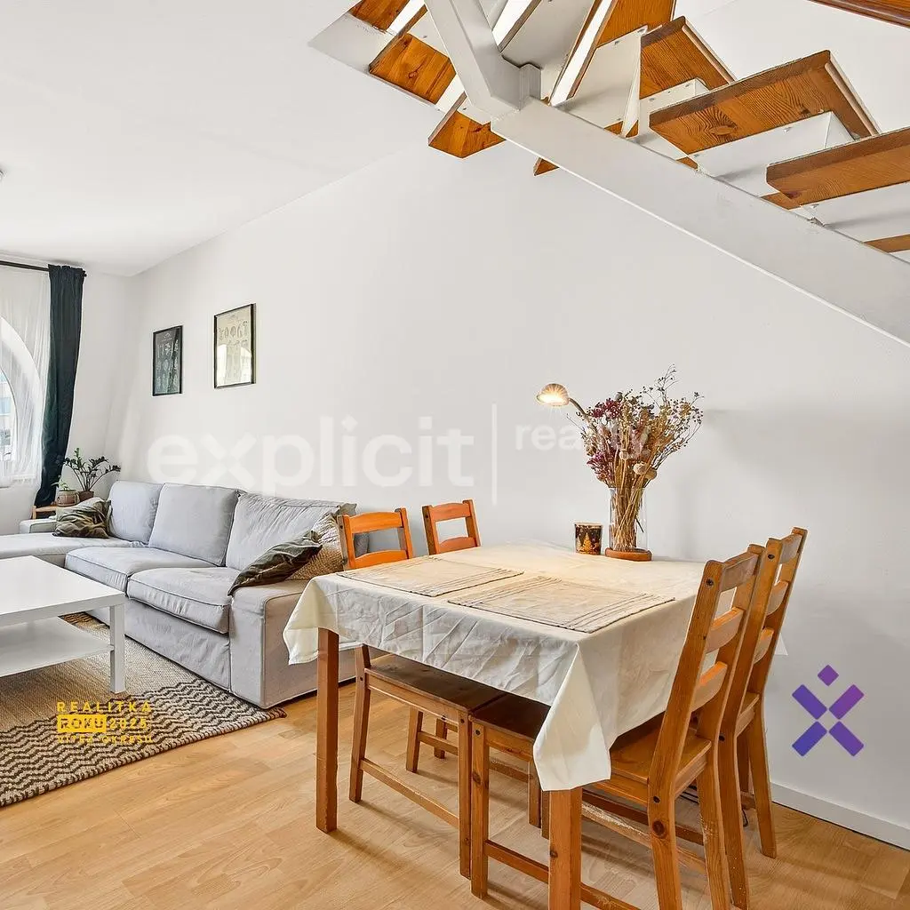 Dnevni boravak; drveni pod, prirodna svjetlost, moderan stil