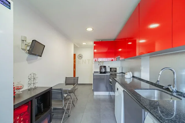 Kuchyně; kuchyňské spotřebiče, dlažba, moderní styl