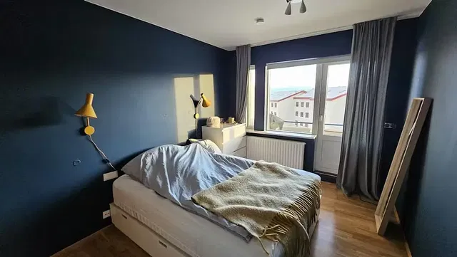 Ložnice; dřevěná podlaha, přirozené světlo