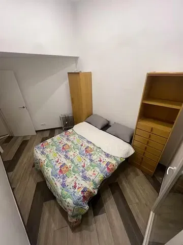 Camera da letto; pavimento in legno, luce naturale