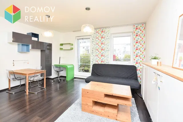 Obývací pokoj; moderní styl, dřevěná podlaha, přirozené světlo