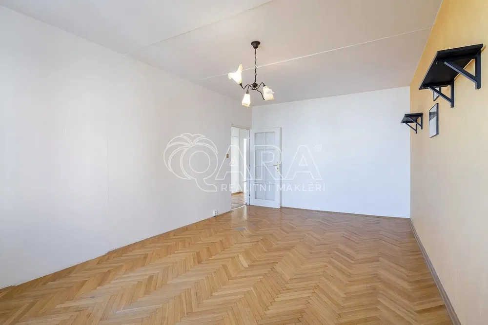 Wohnzimmer; holzboden, tageslicht