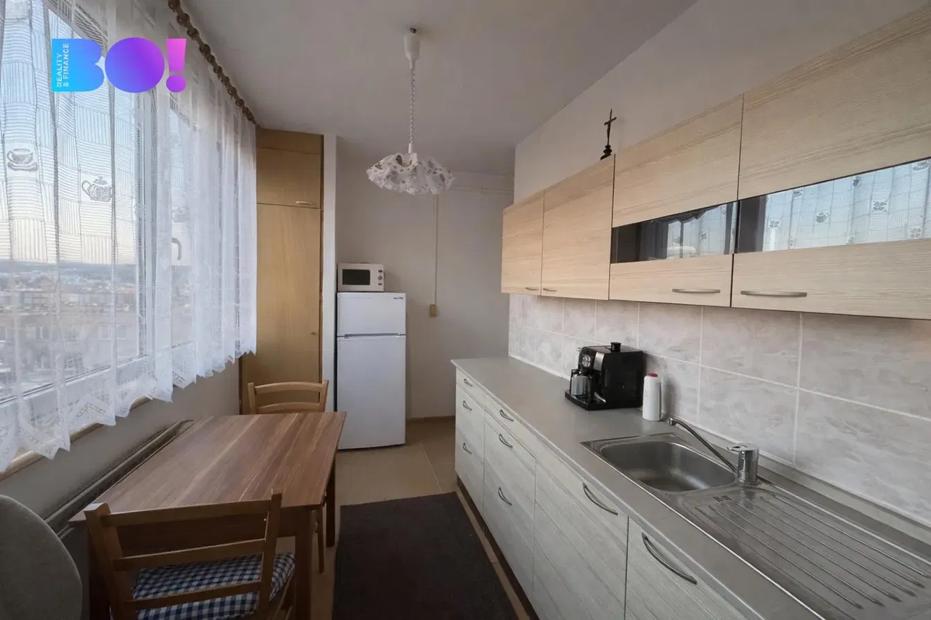 Kuhinja; kućanski aparati, pogled, pločice, prirodna svjetlost, moderan stil
