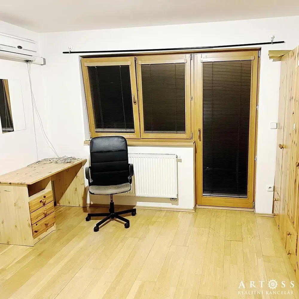 Schlafzimmer; holzboden, tageslicht