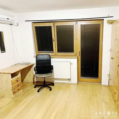 Schlafzimmer; holzboden, tageslicht
