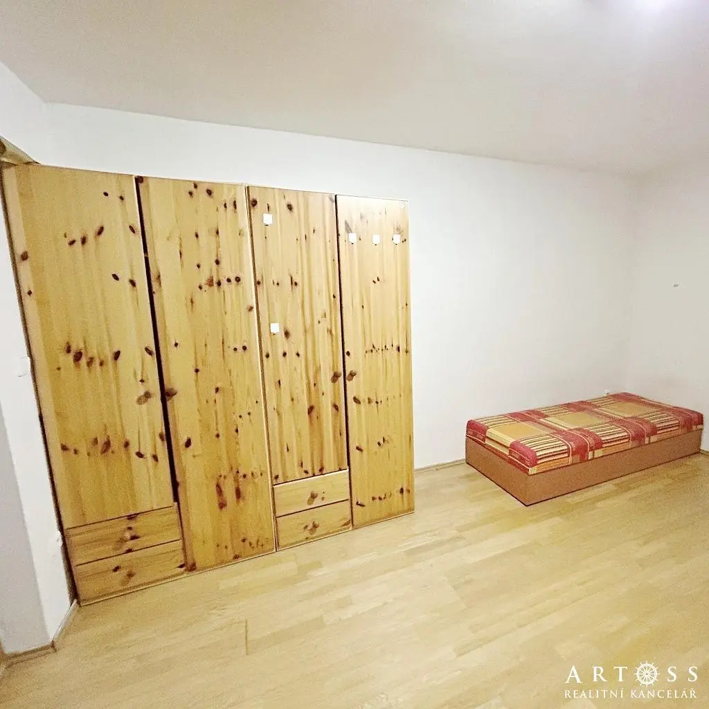 Schlafzimmer; holzboden, holzbalken, rustikaler stil