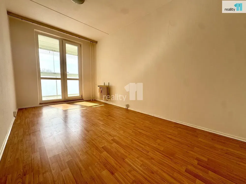 Wohnzimmer; holzboden, tageslicht, renoviert