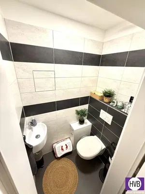 Tuvalet; fayans zemin, doğal ışık